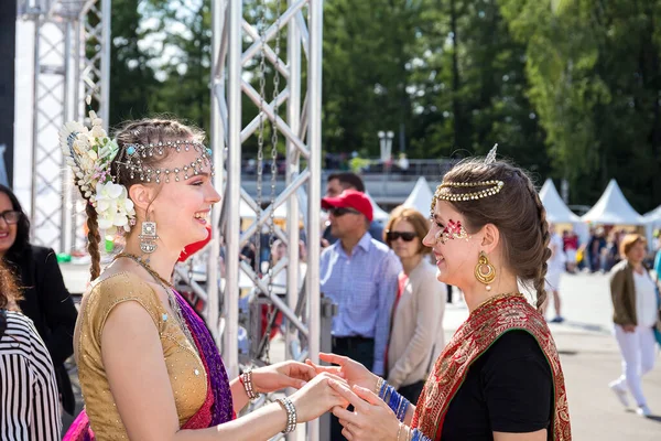 モスクワ ロシア 2019年8月11日 ヒンズー民族衣装の2人の若いかわいい女の子がお互いの手と笑顔を保持 — ストック写真