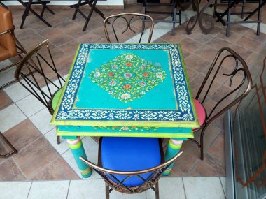 Yunan restoran veya Cafe dekorasyon, renkli masa ve sandalyeler