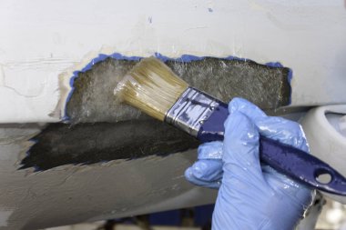Bir işçi Epoksi polyester pach uyguluyor 