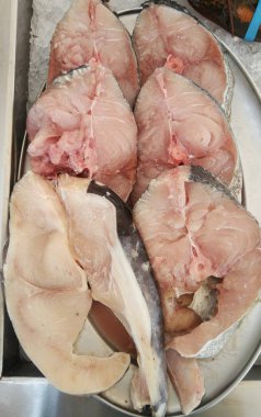 Taze kılıç balığı balık restaurant göstermek soğutucu (Xiphias gladius) biftek