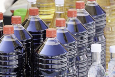 Kırmızı ve beyaz plastik geri dönüşümlü şişe şarap Kuru