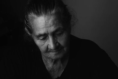 Yaşlı kadın portresi. Düşük anahtar 