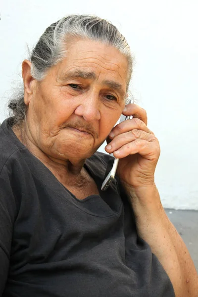 Vieille Femme Caucasienne Passer Appel Avec Smartphone Sur Fond Blanc — Photo