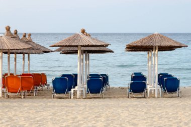Boş sandalye ve şemsiye NEOI Poroi Beach