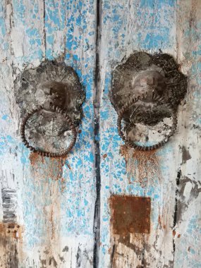 Güzel süslü kapı tokmağı antika bir portal, dikey görünüm detay