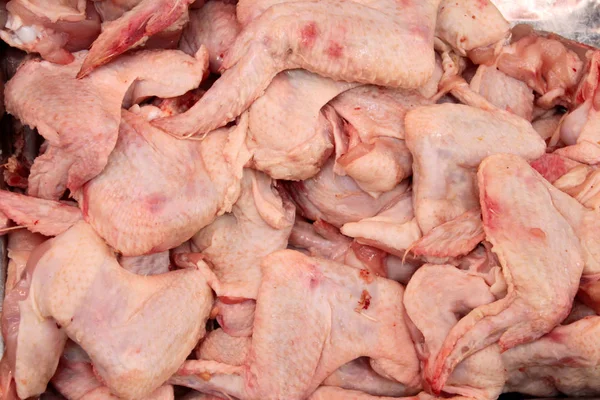 生の鶏肉をたくさん翼販売の背景 — ストック写真
