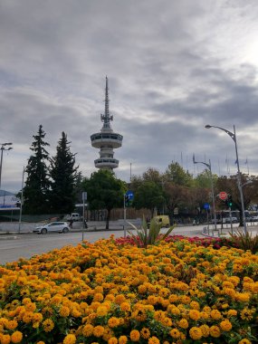 Thessaloniki, Yunanistan - 1 Ekim 2018: Ote Tower ve çiçekler önünde yılında şehrin Thessaloniki, Yunanistan