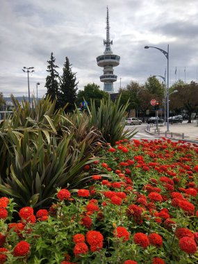 Thessaloniki, Yunanistan - 1 Ekim 2018: Ote Tower ve çiçekler önünde yılında şehrin Thessaloniki, Yunanistan