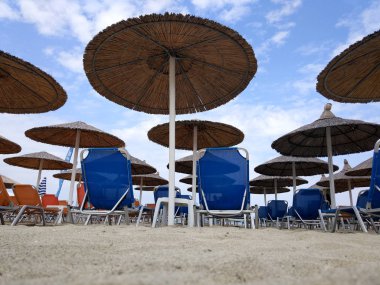 Alt görünümü plaj şemsiye ve şezlong Yunanistan
