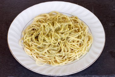 Beyaz plaka pesto soslu spagetti