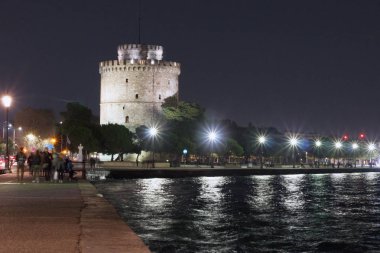 Selanik beyaz kule ve bağlantı noktası ile su üzerine düşünceler