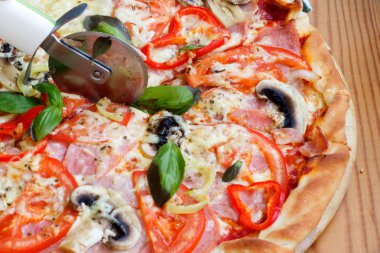 Pizza silindir bıçaklı bir çapraz görünüm