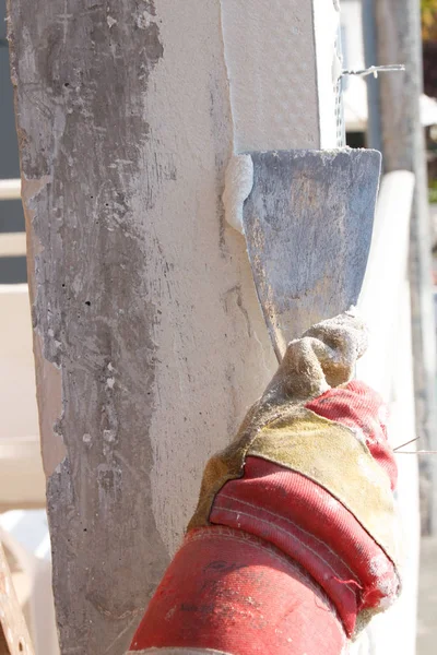 Pengrajin Menerapkan Plester Pada Kolom Beton — Stok Foto