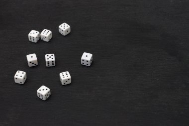 Dices siyah arka plan üzerine bir grup