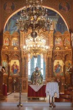 Platamonas, Yunanistan - 1 Kasım 2018: kutsama töreni okuma Ortodoks rahip