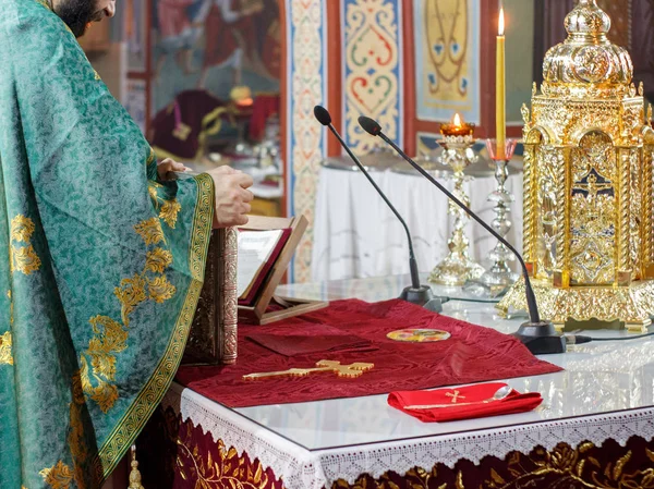 Sacerdote Ortodosso Che Tiene Bibbia Durante Servizio — Foto Stock
