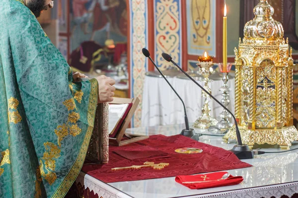 Sacerdote ortodosso che tiene la Bibbia durante il servizio — Foto Stock