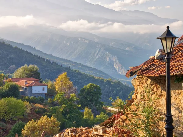 Olympus Dağı eteklerinde üzerinde eski taş ustası binalar ile Palaios Panteleimonas köy — Stok fotoğraf