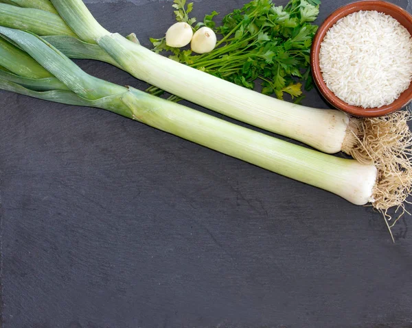 Alho-porro com alho de arroz e vista superior de salsa — Fotografia de Stock