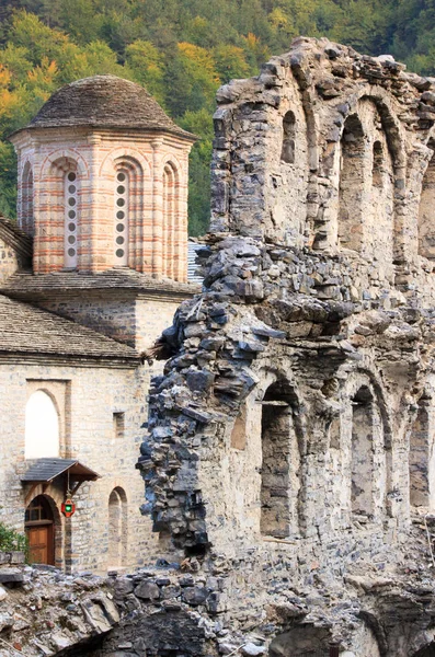 Ruiny starego klasztoru St Dionizy obok nowego kościoła — Zdjęcie stockowe