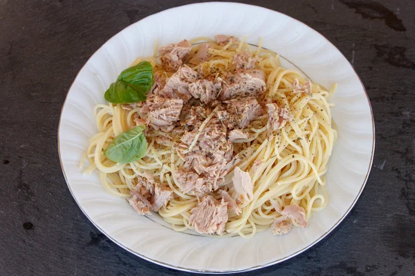 Spaghetti con tonno e basilico Immagine Stock