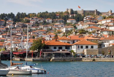 Ohrid, Makedonya (EYC) - 14 Ekim 2018: Ohri görünümünden liman, Makedonya Cumhuriyeti