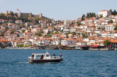 Ohrid, Makedonya (EYC) - 14 Ekim 2018:Ohrid göletten Makedonya Cumhuriyeti tarafından geçen küçük bir gemi ile