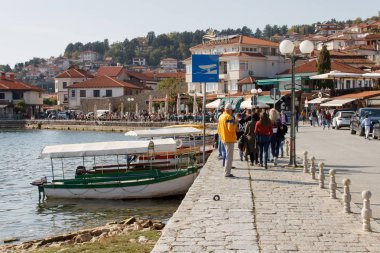 Ohrid, Makedonya (EYC) - 14 Ekim 2018: Yetişkinler ve çocuklar güneşli bağlantı noktasının ana cadde üzerinde iyi günler