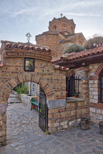 Jovan cerkiew kościół w Ohrid napis mówi "Kościół Świętego Jana Apostoła" — Zdjęcie stockowe