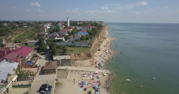 Blick über ein kleines Dorf am Meer — Stockvideo