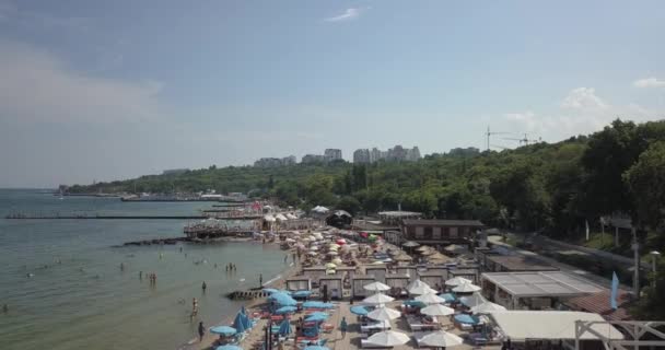 Luchtfoto. Populaire stad beach. Veel parasols aan de kust. 4 k. Odessa, Oekraïne — Stockvideo