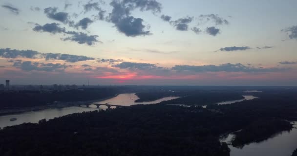 Séquence aérienne dramatique du soir à Kiev, Ukraine — Video