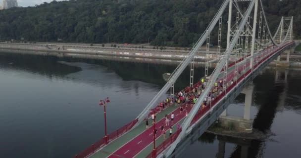 Les gens courent un marathon sur le pont routier — Video