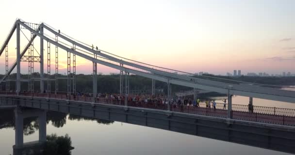 İnsanlar ayakta bir köprü üzerinde hoş geldiniz — Stok video