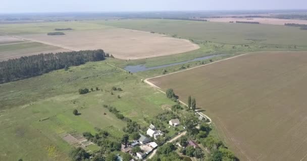 Prachtig landschap en dorp luchtfoto met blauwe lucht — Stockvideo