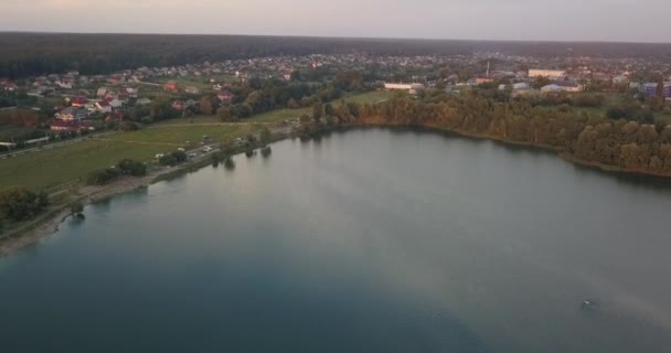 Luchtfoto. meer bij zonsondergang. Een prachtig meer van een birds-eye view. — Stockvideo