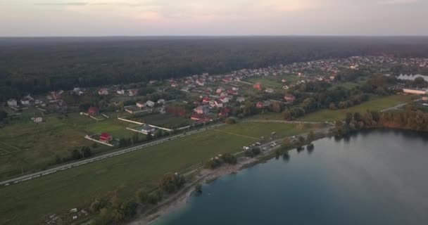 Antenowe. Jezioro o zachodzie słońca. Piękne jezioro z widoku ptaka. — Wideo stockowe