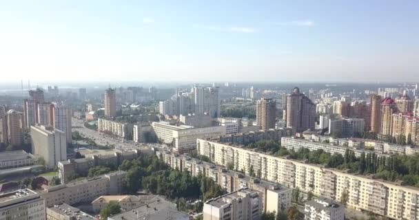 Vista aerea sulla città moderna costruzione e sviluppo della città Kiev — Video Stock