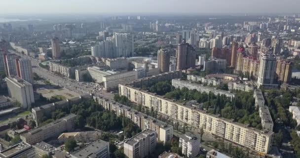 Vista aérea de la ciudad moderna construcción y desarrollo de la ciudad Kiev — Vídeo de stock
