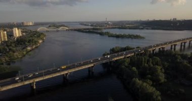 Kiev, Ukrayna - Drone uçuş Dnieper Nehri, Patona Köprüsü üzerinde