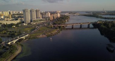 Kiev, Ukrayna - Drone uçuş Dnieper Nehri, Patona Köprüsü üzerinde