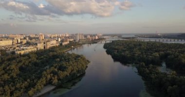 Kiev, Ukrayna - Drone uçuş Dnieper Nehri, Patona Köprüsü üzerinde