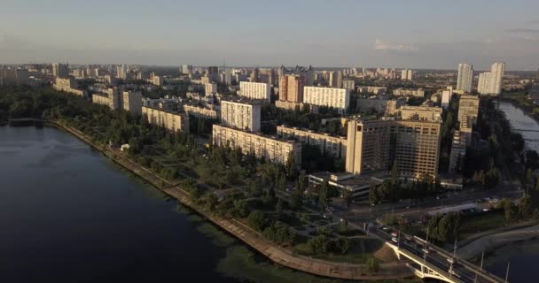 Kijów, Ukraina - Drone lotu nad rzeką Dniepr, Patona most — Wideo stockowe