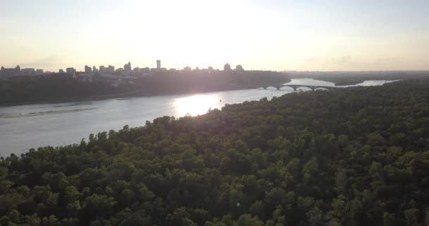 Kiev, Oekraïne - Drone-vlucht over de Dnjepr, Patona brug — Stockvideo