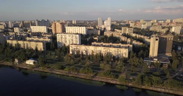 Kiev, Oekraïne - Drone-vlucht over de Dnjepr, Patona brug — Stockvideo