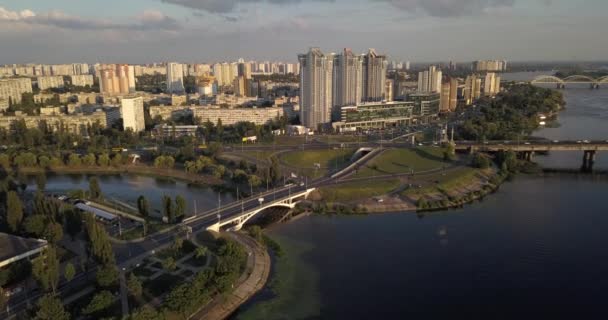 KIEV, UKRAINE Penerbangan Drone di atas sungai Dnieper, jembatan Patona — Stok Video