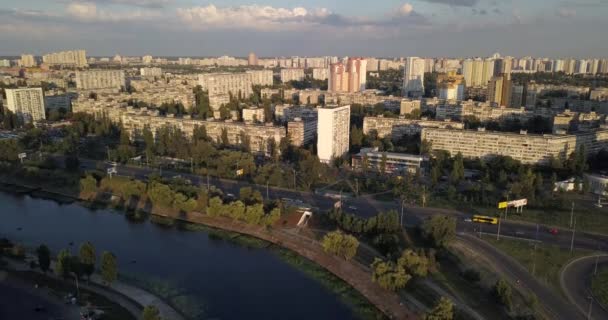 Κίεβο, Ουκρανία - πτήση Drone πάνω από τον ποταμό Δνείπερο, γέφυρα Patona — Αρχείο Βίντεο