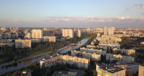 Kiev, Ukraina - Drone flygning över floden Dnepr, Patona bro — Stockvideo