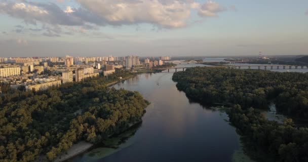 Kijów, Ukraina - Drone lotu nad rzeką Dniepr, Patona most — Wideo stockowe