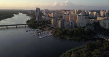 Kiev, Ukrayna - Drone uçuş Dnieper Nehri, Patona Köprüsü üzerinde